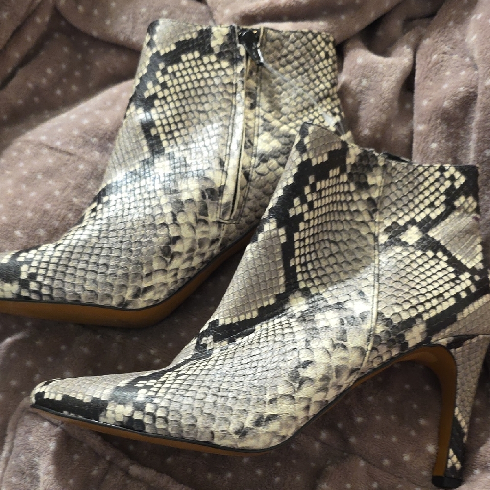 Banana Republic Black and Cream Snakeskin Ankle Booties